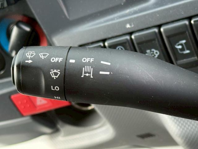 エルフトラック 　ドライバン　標準　１０尺　ＡＴ　３枚観音　左スライドドア　ＥＴＣ　ＳＤナビ　バックカメラ　左電動格納ミラー　集中ドアロック　キーレス　　ＡＢＳ　エアコン　パワステ　パワーウインドウ　ルームライト（37枚目）