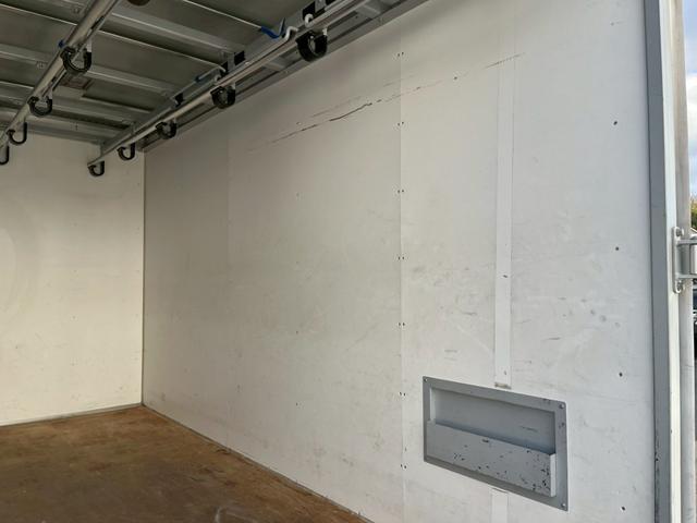 エルフトラック 　ドライバン　標準　１０尺　ＡＴ　３枚観音　左スライドドア　ＥＴＣ　ＳＤナビ　バックカメラ　左電動格納ミラー　集中ドアロック　キーレス　　ＡＢＳ　エアコン　パワステ　パワーウインドウ　ルームライト（50枚目）