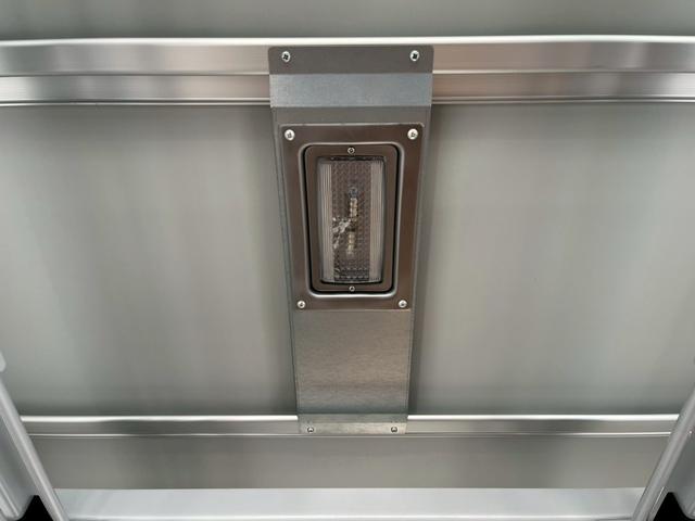 エルフトラック 　ドライバン　標準　１０尺　ＡＴ　３枚観音　左スライドドア　ＥＴＣ　ＳＤナビ　バックカメラ　左電動格納ミラー　集中ドアロック　キーレス　　ＡＢＳ　エアコン　パワステ　パワーウインドウ　ルームライト（52枚目）