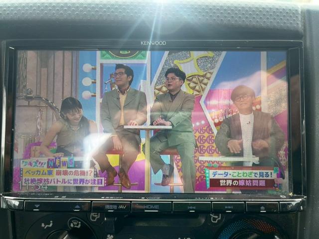 アトラストラック 　スーパーロー　１．５５ｔ　平ボディー　５ＭＴ　　社外メモリーナビ　フルセグ　キーレス　アイドリングストップ　坂道発進補助　ＥＴＣ　助手席側電格ミラー　後輪Ｗタイヤ　三方開　ＡｄＢｌｕｅ　スペアキー（6枚目）