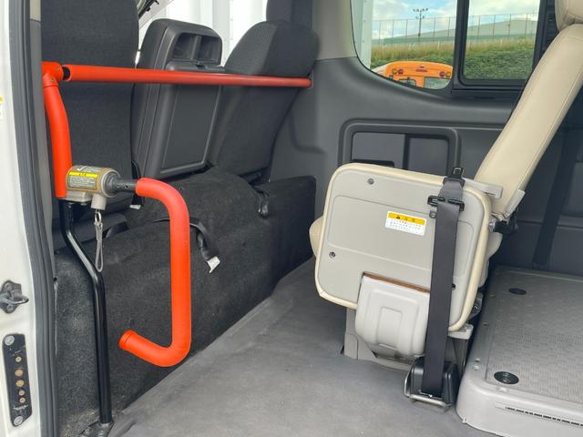 ＮＶ３５０キャラバンバン 　福祉車両　リアリフト　車いす２基　小窓付き　サイドステップ　ナビ　Ｂｌｕｅｔｏｏｔｈ　全周囲カメラ　車いす電動固定装置　衝突軽減システム　リアクーラー　電動格納ミラー　キーレス　Ｗエアバック（2枚目）