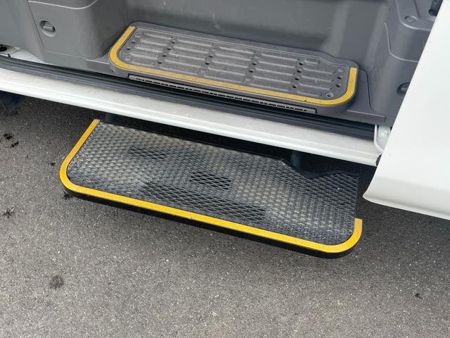 ＮＶ３５０キャラバンバン 　福祉車両　リアリフト　車いす２基　小窓付き　サイドステップ　ナビ　Ｂｌｕｅｔｏｏｔｈ　全周囲カメラ　車いす電動固定装置　衝突軽減システム　リアクーラー　電動格納ミラー　キーレス　Ｗエアバック（5枚目）