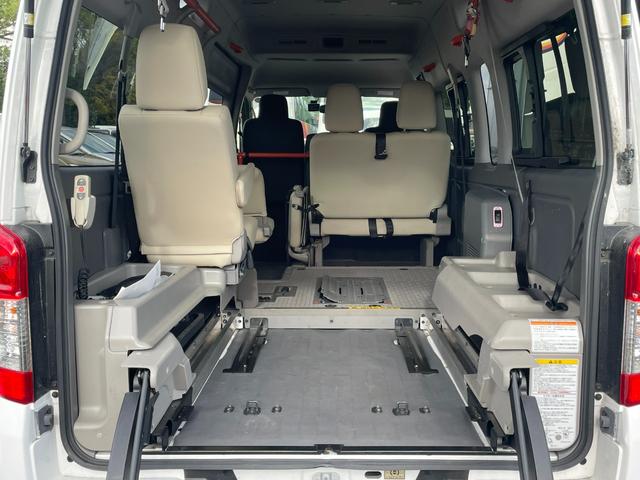 ＮＶ３５０キャラバンバン 　福祉車両　リアリフト　車いす２基　小窓付き　サイドステップ　ナビ　Ｂｌｕｅｔｏｏｔｈ　全周囲カメラ　車いす電動固定装置　衝突軽減システム　リアクーラー　電動格納ミラー　キーレス　Ｗエアバック（7枚目）