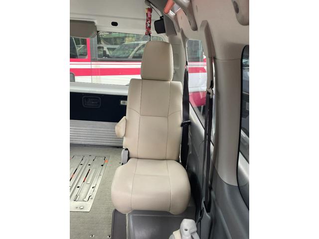 ＮＶ３５０キャラバンバン 　福祉車両　リアリフト　車いす２基　小窓付き　サイドステップ　ナビ　Ｂｌｕｅｔｏｏｔｈ　全周囲カメラ　車いす電動固定装置　衝突軽減システム　リアクーラー　電動格納ミラー　キーレス　Ｗエアバック（10枚目）