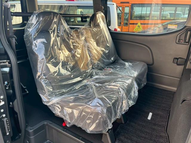 キャラバン ロンググランドプレミアムＧＸ　ワンオーナー　登録済未使用車　衝突軽減　全方位カメラ　片側電動スライドドア　インテリジェントミラー　リヤクーラー　リヤヒーター　スマートキー　電動電格ミラー　オートライト　ＬＥＤ　ＥＳＣ　フォグ（4枚目）