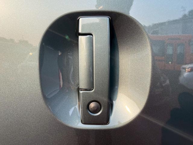 キャラバン ロンググランドプレミアムＧＸ　ワンオーナー　登録済未使用車　衝突軽減　全方位カメラ　片側電動スライドドア　インテリジェントミラー　リヤクーラー　リヤヒーター　スマートキー　電動電格ミラー　オートライト　ＬＥＤ　ＥＳＣ　フォグ（10枚目）