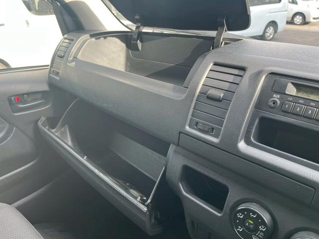 ハイエースバン DX 9人乗り 低床 4WD キーレスキー ディーゼルターボ BT新品交換済み(令和7年10月16日)パワステ PW ABS エアバッグ 光軸調整 スペアキー付 集中ドアロック 取説(17枚目)