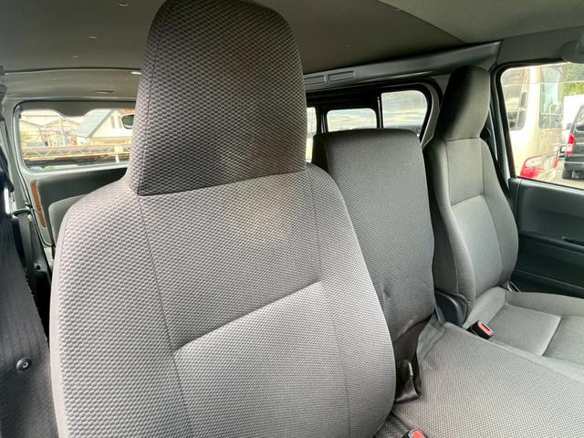 ハイエースバン DX 9人乗り 低床 4WD キーレスキー ディーゼルターボ BT新品交換済み(令和7年10月16日)パワステ PW ABS エアバッグ 光軸調整 スペアキー付 集中ドアロック 取説(19枚目)