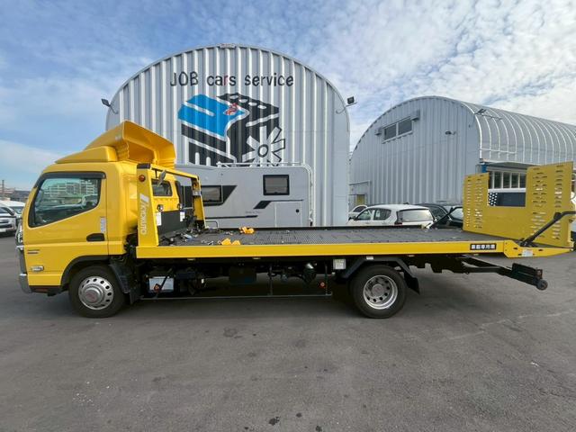 キャンター 　３．０ＤＴワイド超ロング全低床カスタム　ＫＹＯＫＵＴＯ　フラトップＺＥＲＯ　左右連動ロック装置　油圧式ウィンチ　埋込固縛装置　埋込フック　ステンレス工具ＢＯＸ　導風板　作業灯　タイヤ灯　リモコン（4枚目）