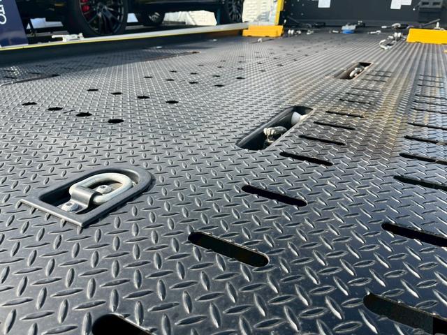 キャンター 　３．０ＤＴワイド超ロング全低床カスタム　ＫＹＯＫＵＴＯ　フラトップＺＥＲＯ　左右連動ロック装置　油圧式ウィンチ　埋込固縛装置　埋込フック　ステンレス工具ＢＯＸ　導風板　作業灯　タイヤ灯　リモコン（15枚目）