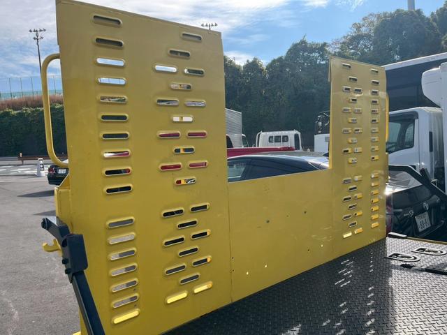 キャンター 　３．０ＤＴワイド超ロング全低床カスタム　ＫＹＯＫＵＴＯ　フラトップＺＥＲＯ　左右連動ロック装置　油圧式ウィンチ　埋込固縛装置　埋込フック　ステンレス工具ＢＯＸ　導風板　作業灯　タイヤ灯　リモコン（18枚目）