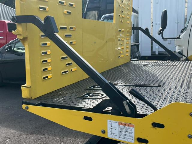 キャンター 　３．０ＤＴワイド超ロング全低床カスタム　ＫＹＯＫＵＴＯ　フラトップＺＥＲＯ　左右連動ロック装置　油圧式ウィンチ　埋込固縛装置　埋込フック　ステンレス工具ＢＯＸ　導風板　作業灯　タイヤ灯　リモコン（19枚目）