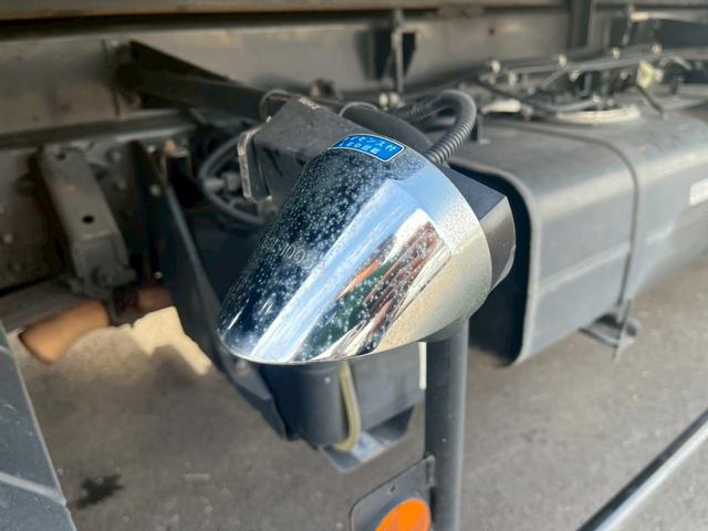 キャンター 　３．０ＤＴワイド超ロング全低床カスタム　ＫＹＯＫＵＴＯ　フラトップＺＥＲＯ　左右連動ロック装置　油圧式ウィンチ　埋込固縛装置　埋込フック　ステンレス工具ＢＯＸ　導風板　作業灯　タイヤ灯　リモコン（21枚目）