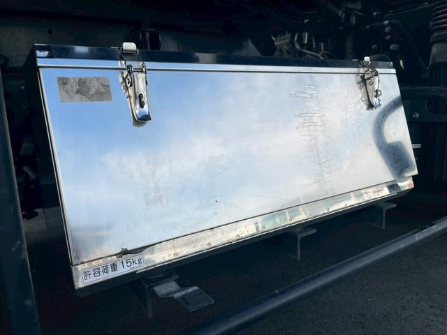 キャンター 　３．０ＤＴワイド超ロング全低床カスタム　ＫＹＯＫＵＴＯ　フラトップＺＥＲＯ　左右連動ロック装置　油圧式ウィンチ　埋込固縛装置　埋込フック　ステンレス工具ＢＯＸ　導風板　作業灯　タイヤ灯　リモコン（22枚目）