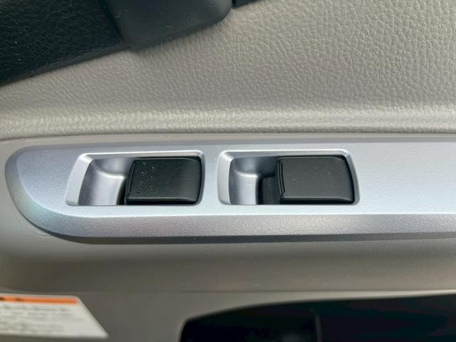 キャンター 　３．０ＤＴワイド超ロング全低床カスタム　ＫＹＯＫＵＴＯ　フラトップＺＥＲＯ　左右連動ロック装置　油圧式ウィンチ　埋込固縛装置　埋込フック　ステンレス工具ＢＯＸ　導風板　作業灯　タイヤ灯　リモコン（36枚目）