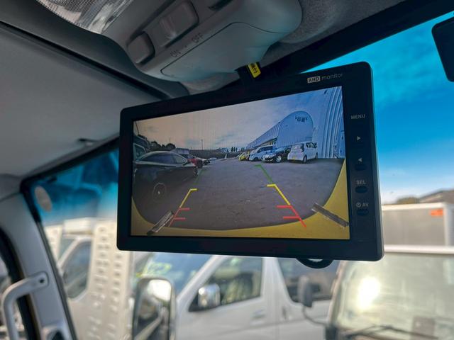 キャンター 　３．０ＤＴワイド超ロング全低床カスタム　ＫＹＯＫＵＴＯ　フラトップＺＥＲＯ　左右連動ロック装置　油圧式ウィンチ　埋込固縛装置　埋込フック　ステンレス工具ＢＯＸ　導風板　作業灯　タイヤ灯　リモコン（40枚目）