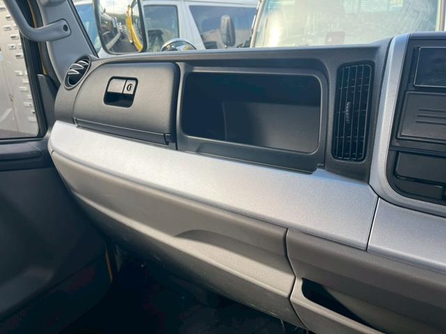 キャンター 　３．０ＤＴワイド超ロング全低床カスタム　ＫＹＯＫＵＴＯ　フラトップＺＥＲＯ　左右連動ロック装置　油圧式ウィンチ　埋込固縛装置　埋込フック　ステンレス工具ＢＯＸ　導風板　作業灯　タイヤ灯　リモコン（43枚目）