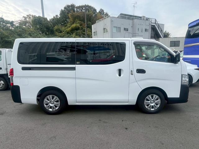 NV350キャラバンバン ロングDX 登録済未使用車 3人乗 5ドア 低床 衝突軽減システム オートライト オートハイビーム バックカメラ 両側スライドドア キーレス ダブルエアバック エアコン パワステ パワーウィンドウ 取説 保証書(4枚目)