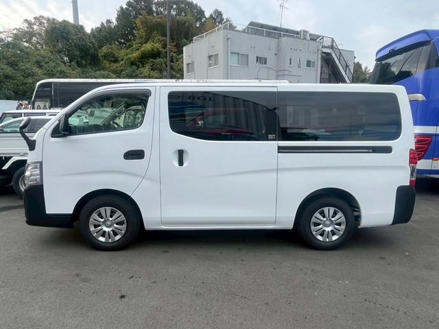 NV350キャラバンバン ロングDX 登録済未使用車 3人乗 5ドア 低床 衝突軽減システム オートライト オートハイビーム バックカメラ 両側スライドドア キーレス ダブルエアバック エアコン パワステ パワーウィンドウ 取説 保証書(5枚目)