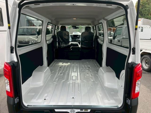 NV350キャラバンバン ロングDX 登録済未使用車 3人乗 5ドア 低床 衝突軽減システム オートライト オートハイビーム バックカメラ 両側スライドドア キーレス ダブルエアバック エアコン パワステ パワーウィンドウ 取説 保証書(36枚目)