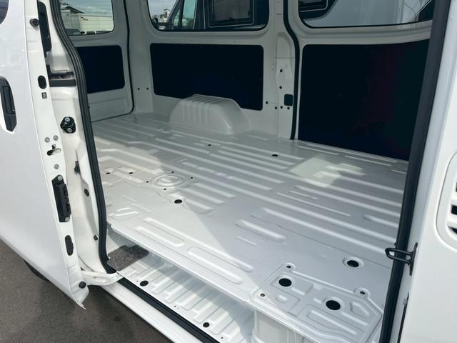 NV350キャラバンバン ロングDX 登録済未使用車 3人乗 5ドア 低床 衝突軽減システム オートライト オートハイビーム バックカメラ 両側スライドドア キーレス ダブルエアバック エアコン パワステ パワーウィンドウ 取説 保証書(37枚目)