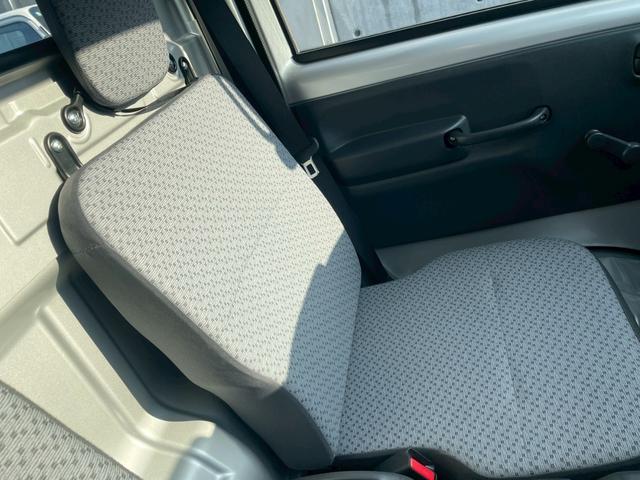 キャリイトラック ＫＣエアコン・パワステ農繁仕様　４ＷＤ　衝突被害軽減ブレーキ　レーンキープアシスト　横滑り防止　アイドリングストップ　エアコン　荷台作業灯　荷台ゴムマット　ラジオデッキ（3枚目）