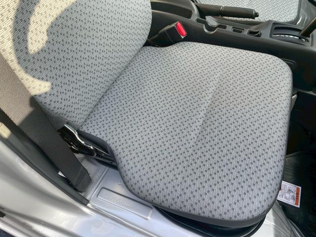 キャリイトラック ＫＣエアコン・パワステ農繁仕様　４ＷＤ　衝突被害軽減ブレーキ　レーンキープアシスト　横滑り防止　アイドリングストップ　エアコン　荷台作業灯　荷台ゴムマット　ラジオデッキ（4枚目）