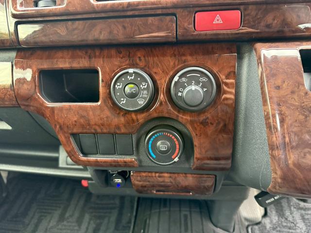 ハイエースバン 　ワンオーナー　トヨタセーフティセンス　純正ＳＤナビ　フルセグ　全方位　デジタルインナーミラー　ＥＴＣ２．０　オグショーベットキット　オグショー２ｎｄリクライニングシート　エセックスフロントスポイラー（27枚目）