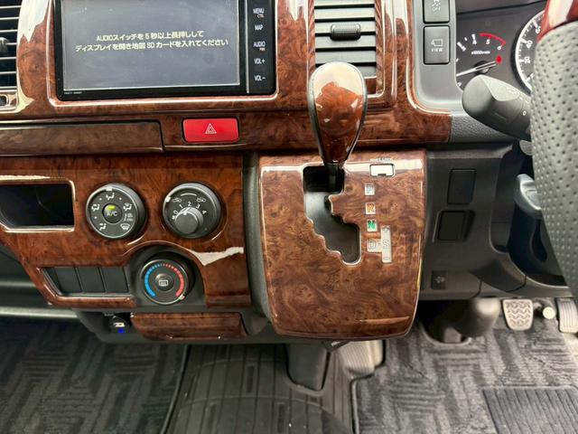 ハイエースバン 　ワンオーナー　トヨタセーフティセンス　純正ＳＤナビ　フルセグ　全方位　デジタルインナーミラー　ＥＴＣ２．０　オグショーベットキット　オグショー２ｎｄリクライニングシート　エセックスフロントスポイラー（28枚目）