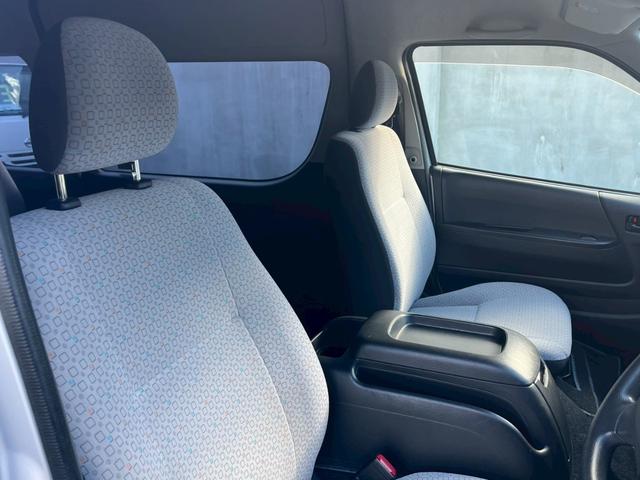 ハイエースコミューター スーパーロングGL 純正SDナビ 純正フリップダウンモニター11インチ 純正ドラレコ ビルドインETC モデリスタフロントスポイラー ソナー 純正アルミホイール15インチ リヤクーラー リヤヒーター チップアップシート(11枚目)