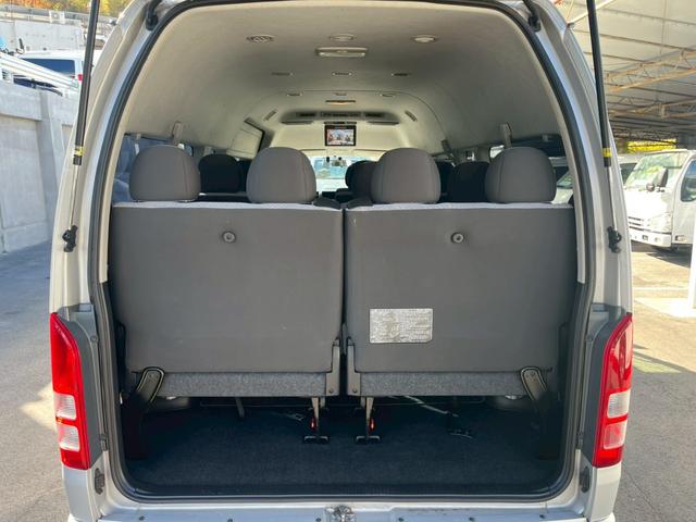 ハイエースコミューター スーパーロングGL 純正SDナビ 純正フリップダウンモニター11インチ 純正ドラレコ ビルドインETC モデリスタフロントスポイラー ソナー 純正アルミホイール15インチ リヤクーラー リヤヒーター チップアップシート(31枚目)