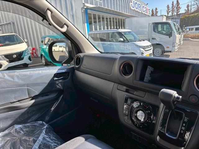 キャラバン ロンググランドプレミアムＧＸ　登録済未使用車　衝突軽減　片側電動スライドドア　インテリジェントミラー　リヤクーラー　リヤヒーター　スマートキー　電動格納ミラー　オートライト　ＬＥＤ　ＥＳＣ　フォグ　プッシュスタート　ドアバイザー（5枚目）