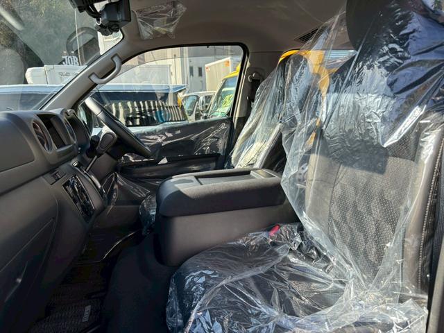 キャラバン ロンググランドプレミアムＧＸ　登録済未使用車　衝突軽減　片側電動スライドドア　インテリジェントミラー　リヤクーラー　リヤヒーター　スマートキー　電動格納ミラー　オートライト　ＬＥＤ　ＥＳＣ　フォグ　プッシュスタート　ドアバイザー（13枚目）