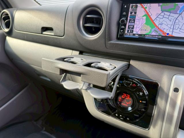 NV350キャラバンバン ロングライダープレミアムGXプロ・スタイルパッケージ 低床 5D 5人乗 メモリーナビ フルセグ Bluetooth AUX CD/DVD再生 衝突軽減システム 全周囲カメラ LEDヘッドライト オートライト ETC2.0 スマートキー 盗難防止機能(9枚目)