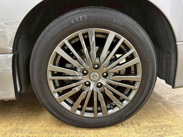 エルグランド ２５０ハイウェイスターＳ　アーバンクロム　後期モデル・純正ナビＴＶ・全方位モニター・バックモニター・両側パワースライドドア・純正１８インチアルミ・ハーフレザーシート・プッシュスタート・スマートキー・８人乗り・ＬＥＤヘッドライト・フォグランプ（19枚目）