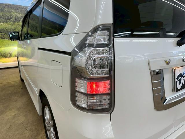 ヴォクシー ＺＳ　純正ナビ・フルセグ・ＢＴ対応・両側パワースライドドア・パドルシフト・オートエアコン・ＥＴＣ・革巻きステアリング・ＨＩＤヘッドライト・ドライブレコーダー・バックモニター・純正アルミ・セキュリティ・フォグ（16枚目）