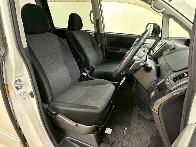ヴォクシー ＺＳ　純正ナビ・フルセグ・ＢＴ対応・両側パワースライドドア・パドルシフト・オートエアコン・ＥＴＣ・革巻きステアリング・ＨＩＤヘッドライト・ドライブレコーダー・バックモニター・純正アルミ・セキュリティ・フォグ（28枚目）