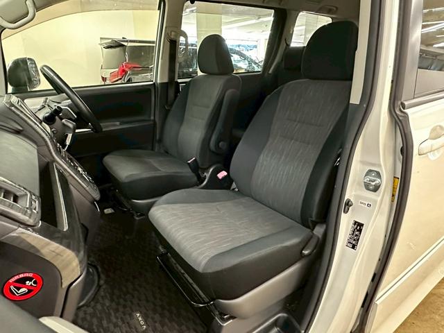 ヴォクシー ＺＳ　純正ナビ・フルセグ・ＢＴ対応・両側パワースライドドア・パドルシフト・オートエアコン・ＥＴＣ・革巻きステアリング・ＨＩＤヘッドライト・ドライブレコーダー・バックモニター・純正アルミ・セキュリティ・フォグ（29枚目）