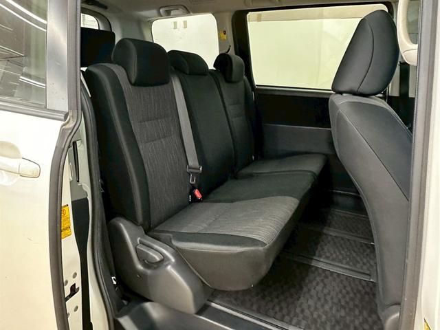 ヴォクシー ＺＳ　純正ナビ・フルセグ・ＢＴ対応・両側パワースライドドア・パドルシフト・オートエアコン・ＥＴＣ・革巻きステアリング・ＨＩＤヘッドライト・ドライブレコーダー・バックモニター・純正アルミ・セキュリティ・フォグ（30枚目）