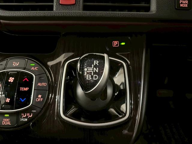 エスクァイア ハイブリッドGi プレミアムパッケージ アルパインナビ・トヨタセーフティセンス・バックモニター・ETC・両側パワースライドドア・フリップダウンモニター・ウッドコンビハンドル・LEDヘッドライト・純正アルミ・ウインカーミラー・取説保証書(65枚目)