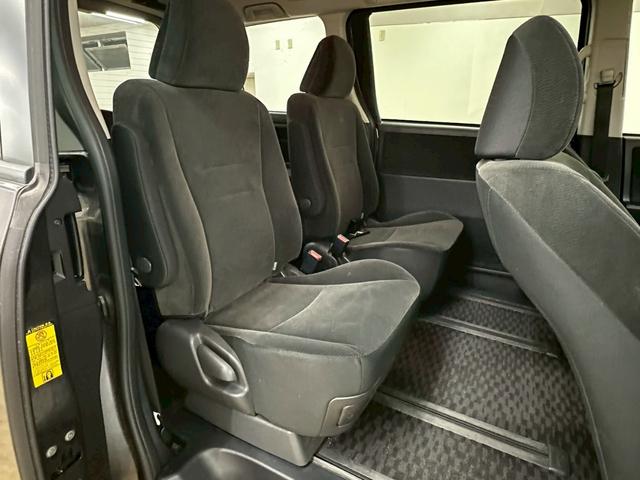 ヴォクシー X Lエディション 純正ナビ・フルセグ・フリップダウンモニター・左側パワースライドドア・HIDヘッドライト・オートエアコン・ビルトインETC・スマートキー・プッシュスタート・ウインカーミラー・ステアリングスイッチ(28枚目)