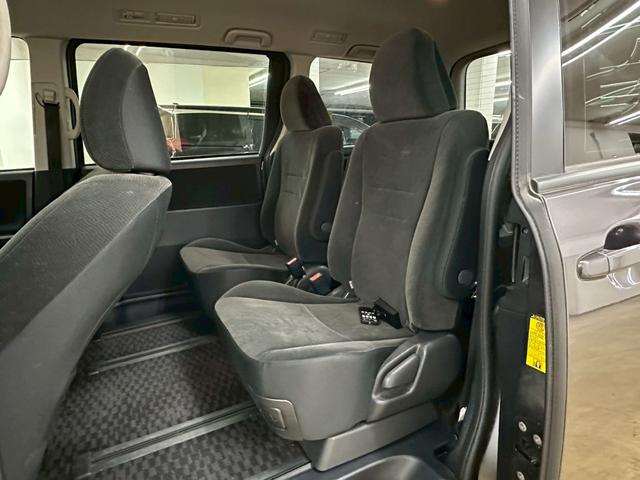 ヴォクシー X Lエディション 純正ナビ・フルセグ・フリップダウンモニター・左側パワースライドドア・HIDヘッドライト・オートエアコン・ビルトインETC・スマートキー・プッシュスタート・ウインカーミラー・ステアリングスイッチ(29枚目)