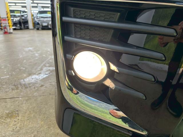 ヴォクシー ZS 煌II 4WDモデル・両側パワースライドドア・純正ナビ・フルセグTV・バックモニター・ETC2.0・社外17インチAW・オートマチックハイビーム・プッシュスタート・スマートキー・7人乗りモデル(13枚目)