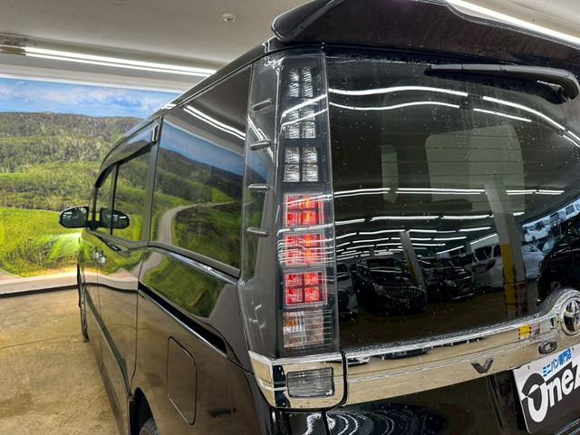 ヴォクシー ZS 煌II 4WDモデル・両側パワースライドドア・純正ナビ・フルセグTV・バックモニター・ETC2.0・社外17インチAW・オートマチックハイビーム・プッシュスタート・スマートキー・7人乗りモデル(16枚目)