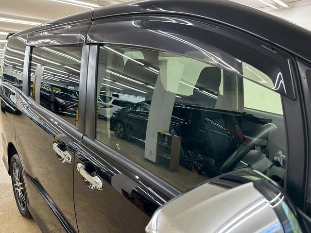 ヴォクシー ZS 煌II 4WDモデル・両側パワースライドドア・純正ナビ・フルセグTV・バックモニター・ETC2.0・社外17インチAW・オートマチックハイビーム・プッシュスタート・スマートキー・7人乗りモデル(19枚目)