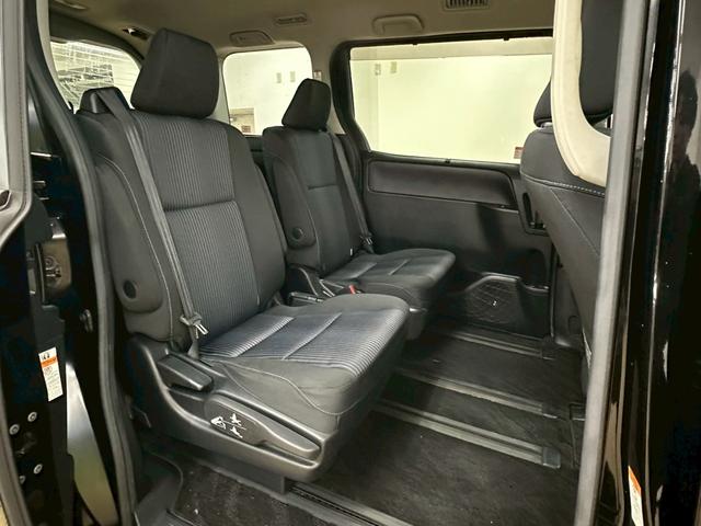 ヴォクシー ZS 煌II 4WDモデル・両側パワースライドドア・純正ナビ・フルセグTV・バックモニター・ETC2.0・社外17インチAW・オートマチックハイビーム・プッシュスタート・スマートキー・7人乗りモデル(30枚目)