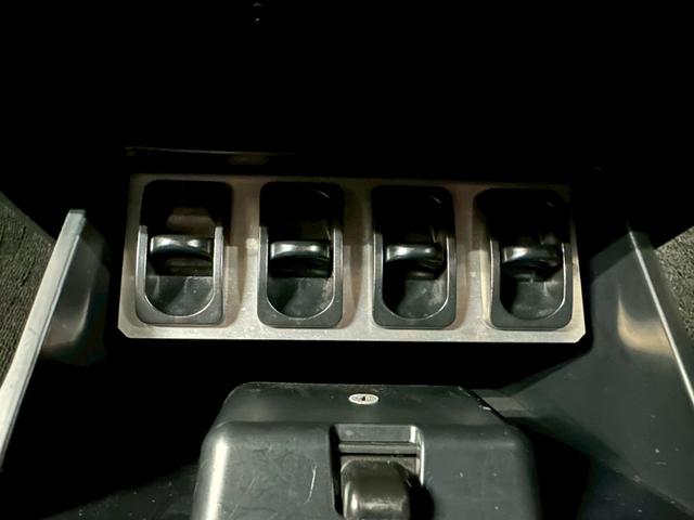 落ち着いたテイストの広々商談ルーム＆目の届く場所にキッズスペースがあるのでお子様連れでも安心♪