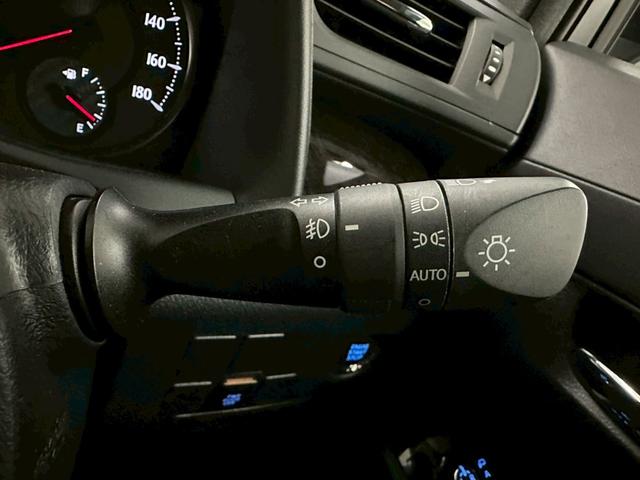 第二神明大久保インターで降りてすぐ！　軽自動車からミニバンまで勢ぞろい！店頭１５０台展示！　室内での展示でゆっくりと車選びをしていただけます。