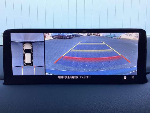 車両の前後左右にある４つのカメラを合成することで、まるでご自身のクルマを空から見ているような俯瞰での映像を映し出してくれます。バック時ももちろんのこと、前進時に視界の悪い交差点でも役に立ちますね。