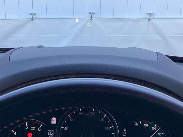 運転視界の遠方上方に虚像を投影することで前を見ながら情報の視認ができます。本当にドライバーが必要な情報を適切に伝え、楽しんで頂くことを考えた新世代装備です。※虚像は２．６ｍ前方に浮かぶイメージです。